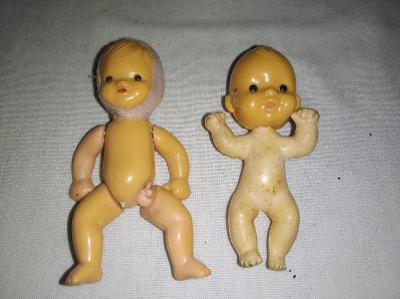 Dvě staré malé panenky