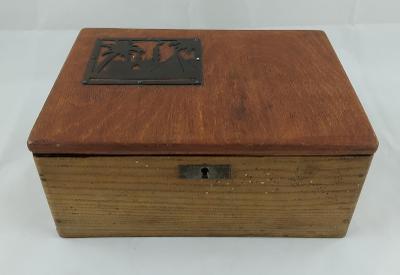 Dřevěná krabička s mosaznou ozdobou (palmy, pyramidy)
