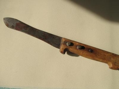 Starožitný nůž s dřevěnou rukojetí 