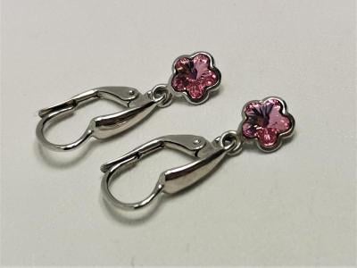 Stříbrné naušnice s vísícími kytičkami s růžovým Swarovski krystalem