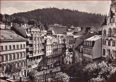 Karlovy Vary * Zámecký pramen, lázeňský dům, lidé, část města * V650