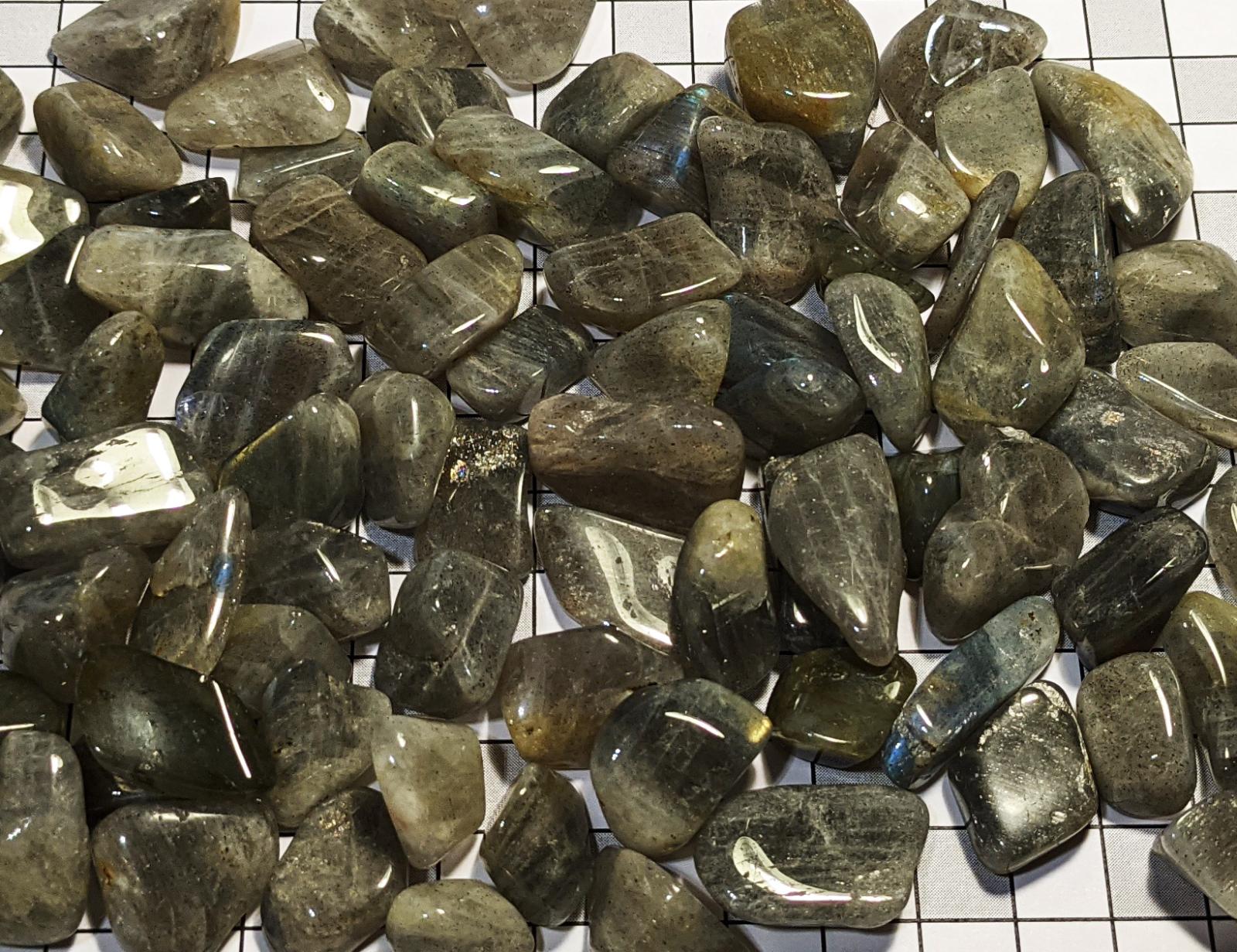 Hrsť labradoritu, menšie kamene, cca 40g - Minerály a skameneliny