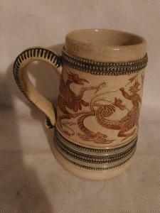 zajímavý korbel pullitr keramiky BITVA DRAKŮ