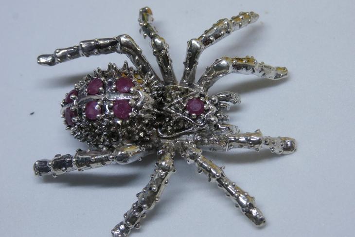Přepychová velká brož pavouk vykládaný rubíny a markazity 