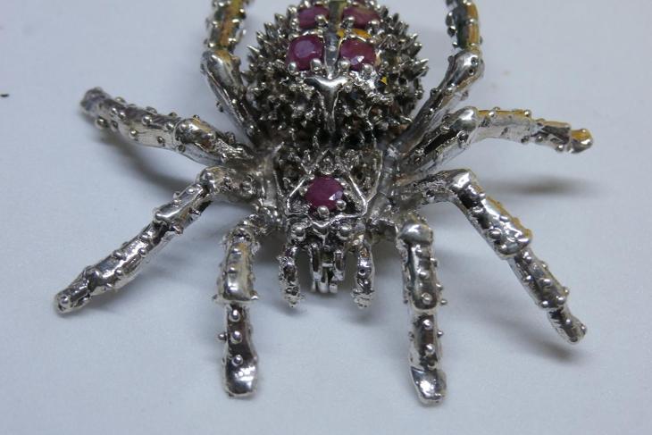 Přepychová velká brož pavouk vykládaný rubíny a markazity 