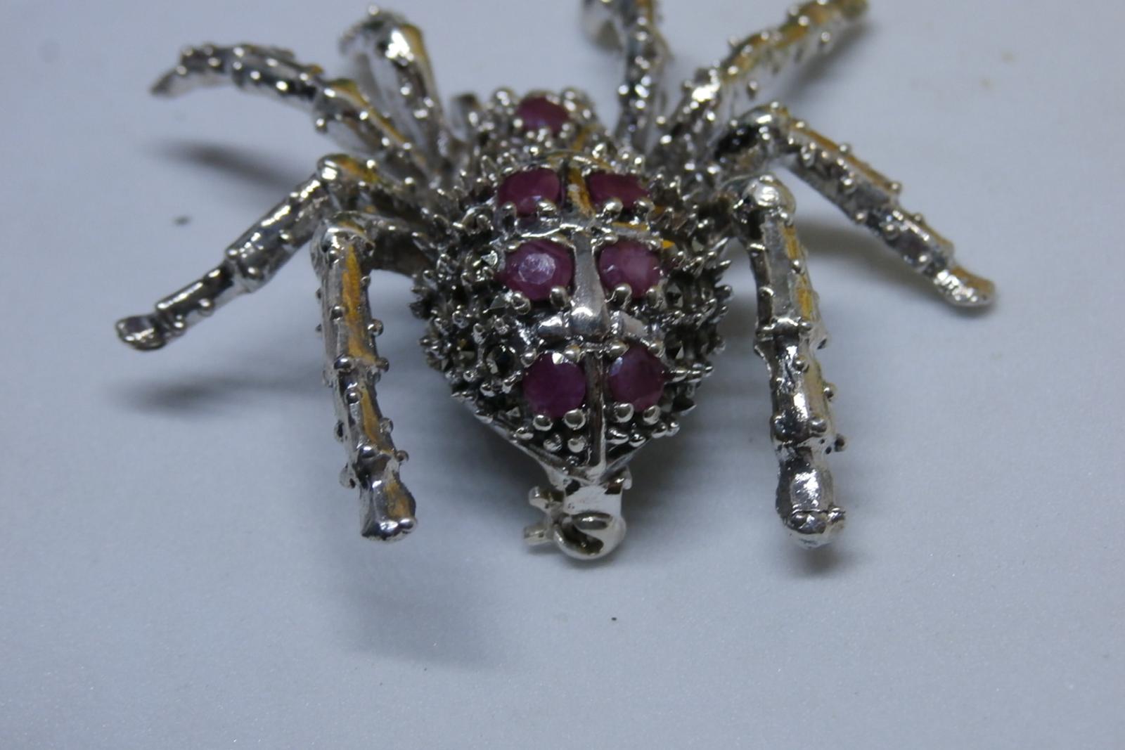 Přepychová velká brož pavouk vykládaný rubíny a markazity  - Starožitné šperky