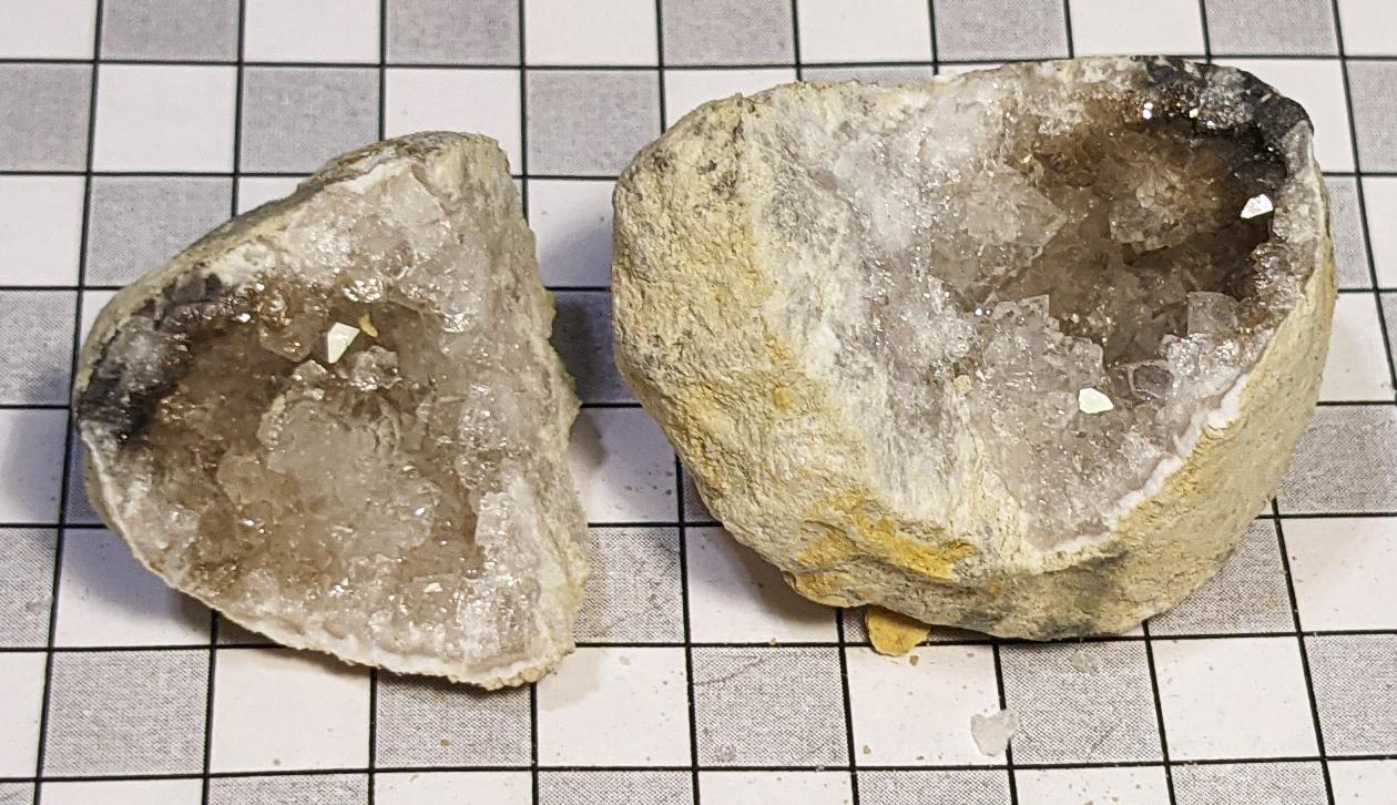 Krištáľ - prírodná geoda, rozpolená, "D" - Minerály a skameneliny
