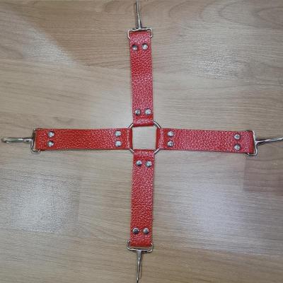 Kožený kříž na propojení pout - červený - 5212.