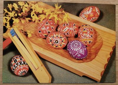 Pohlednice Veselé Velikonoce - řehtačka, kraslice, dřevěná miska