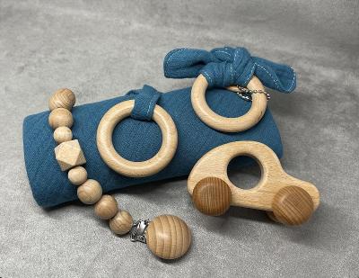 Dřevěný dárkový set pro miminka (klip na dudlík, plenka, hračka) -auto