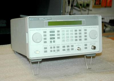 Hewlett Packard 8648B, signální generátor, 9kHz - 2GHz