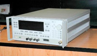 Hewlett Packard 83640A, rozmítaný CW generátor, 10MHz - 40GHz