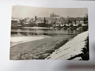 Pohled Pražský hrad a Karlův most v zimě 