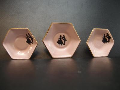 tři minitalířky růžový porcelán vzor rokoko
