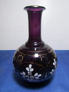 Fialová váza s odtrhem 