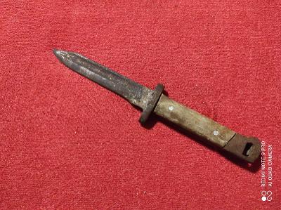 Starý vojenský nůž 