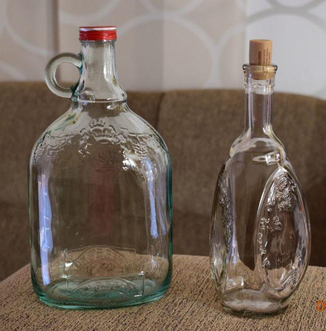 Tři staré zdobené lahve od alkoholu + dekorativní miska / Levně