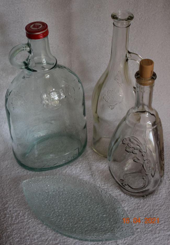 Tři staré zdobené lahve od alkoholu + dekorativní miska / Levně