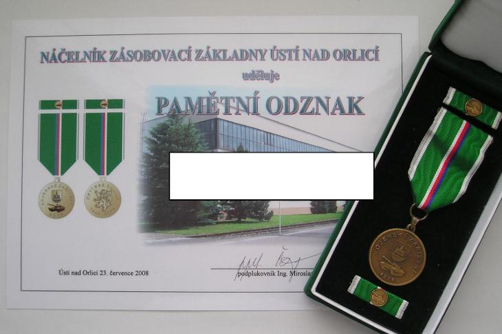 Pamětní odznak s dekretem -Vojenské zařízení 4218 - Ústí nad Orlicí - Faleristika