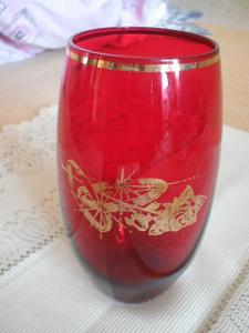 Červená sklenice 450 ml se zlatým lemováním a motivem růže a prstýnků