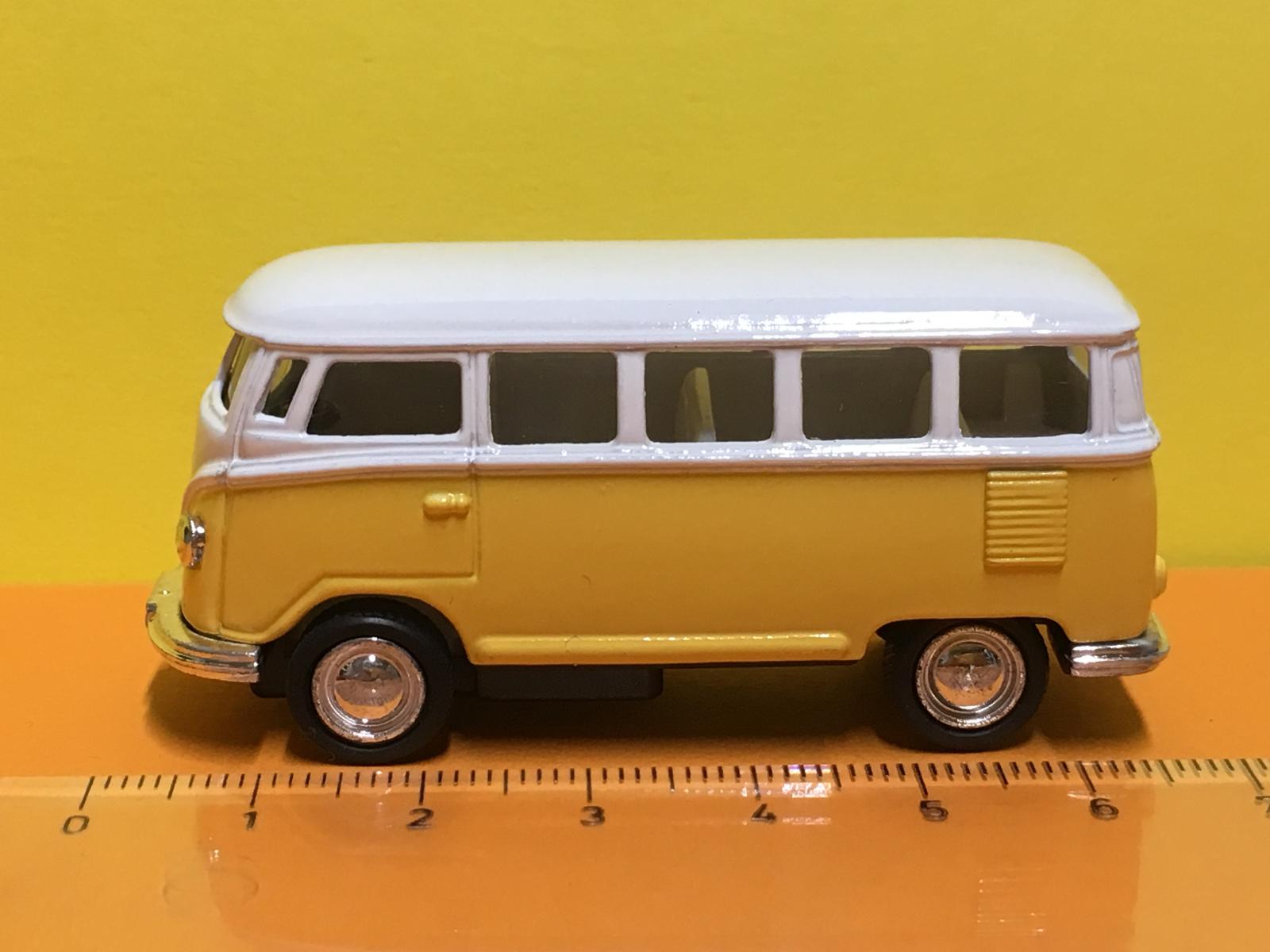 1962 Volkswagen Bus žltá/biela - 1/64 6,5 cm Kinsmart + pull back - Modely automobilov