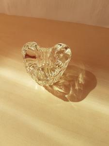 skleněný stojánek na svíčku kónickou ve tvaru srdce