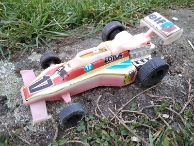 Retro hračka IGRA ITES SMĚR plecho-plastové auto formule LOTUS