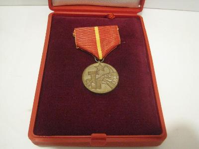 Vyznamenání - medaile 25 let socialistického zemědělství včetně etue.