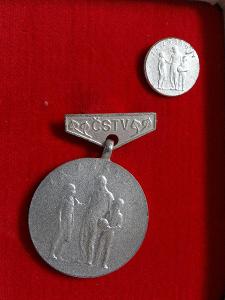 ČSTV - ZA ZÁSLUHY, medaile+odznak+etuje.