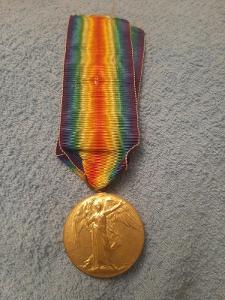 Medaile vítězství Anglie,1914/19, serž. dělostřelectva, dlouhá  stuha 