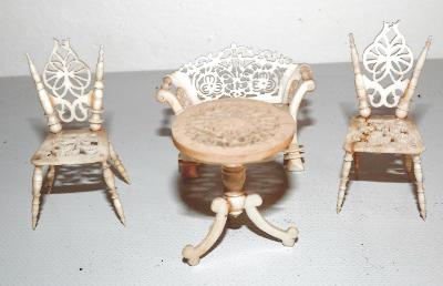 Miniatura zameckého nábytku z kosti