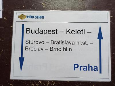 Směrová cedule MÁV - (Budapest - Praha)