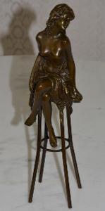 Bronzová soška - Dáma na barovej stoličke