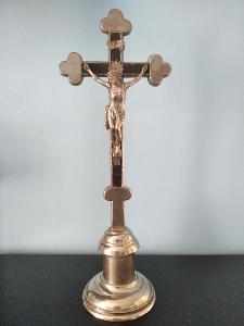 Nádherný velký římsový kovový kříž vykládaný dřevem