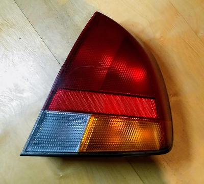 Mitsubishi Carisma Hatchback — zadné svetlo (lampa) pravé