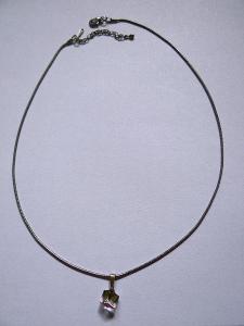 KOLIER S PŘÍVĚSKEM, délka 47 cm, obecný kov+iridované sklo