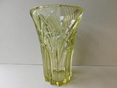 Váza  stylu  art deco citrínové barvy masivní sklo hluboká řezba a  