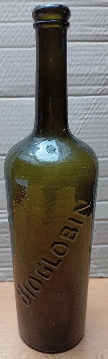 Láhev zeleného skla s litým nápisem Bioglobin