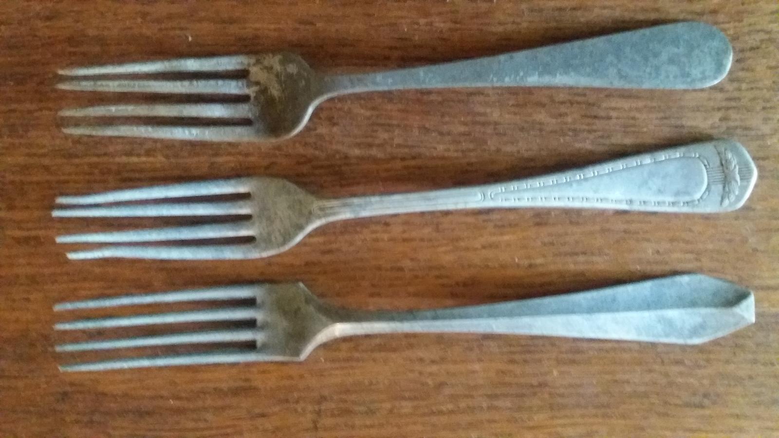 Staré kovové vidličky - tři kusy - Starožitnosti