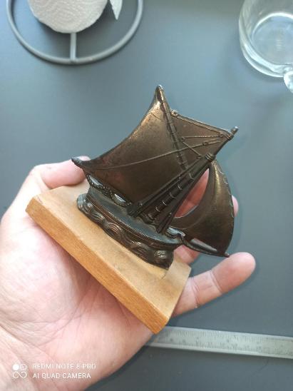 bronzová soška lod plachetnice signace značena těžítko