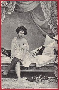 Erotická stará pohlednice - svlékající se žena