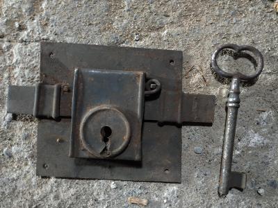 Starý zámek s větším klíčem - Retro