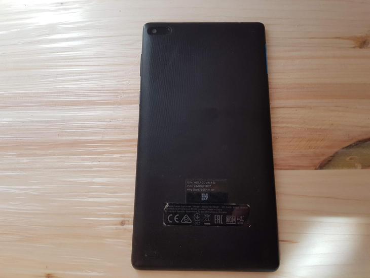 Pěkný Tablet Lenovo Tab 7 Essential (TB-7304F)16GB, GPS,WIFI