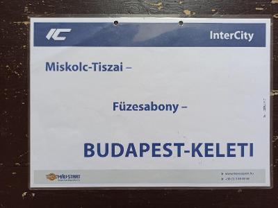 Směrová cedule MÁV - IC (Miskolc - Budapest)
