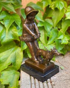 Bronzová socha soška Dívka se psem