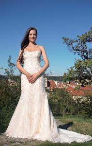 Krásné korzetové svatební šaty lichotící postavě hledají nevěstu!