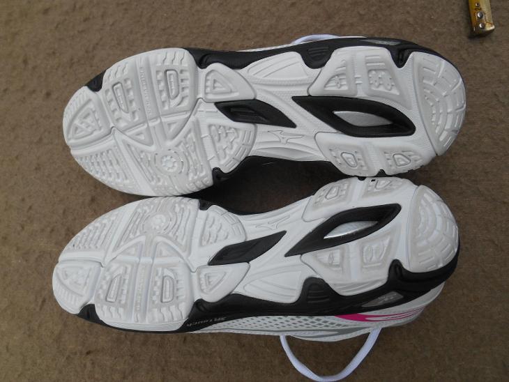 Nové dámské sálové boty zn.: "MIZUNO Wave Ghost", vel. 42 - Sport a turistika