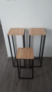 3 ks dřevěné dekorativní stolky/stojany 