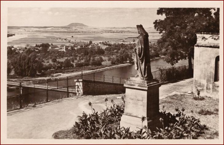 Mělník * socha, most, část města, pohled na Říp * M1074 - Pohlednice místopis