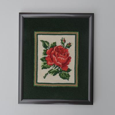 zarámovaný vyšívaný obrázek růže na zeleném podkladu, 33 x 27 cm